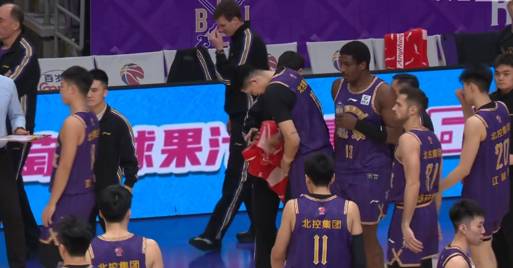 kaiyun sports-连克北京吉林!2连胜北控强势反弹 内线大腿复活,张庆鹏帅位稳了