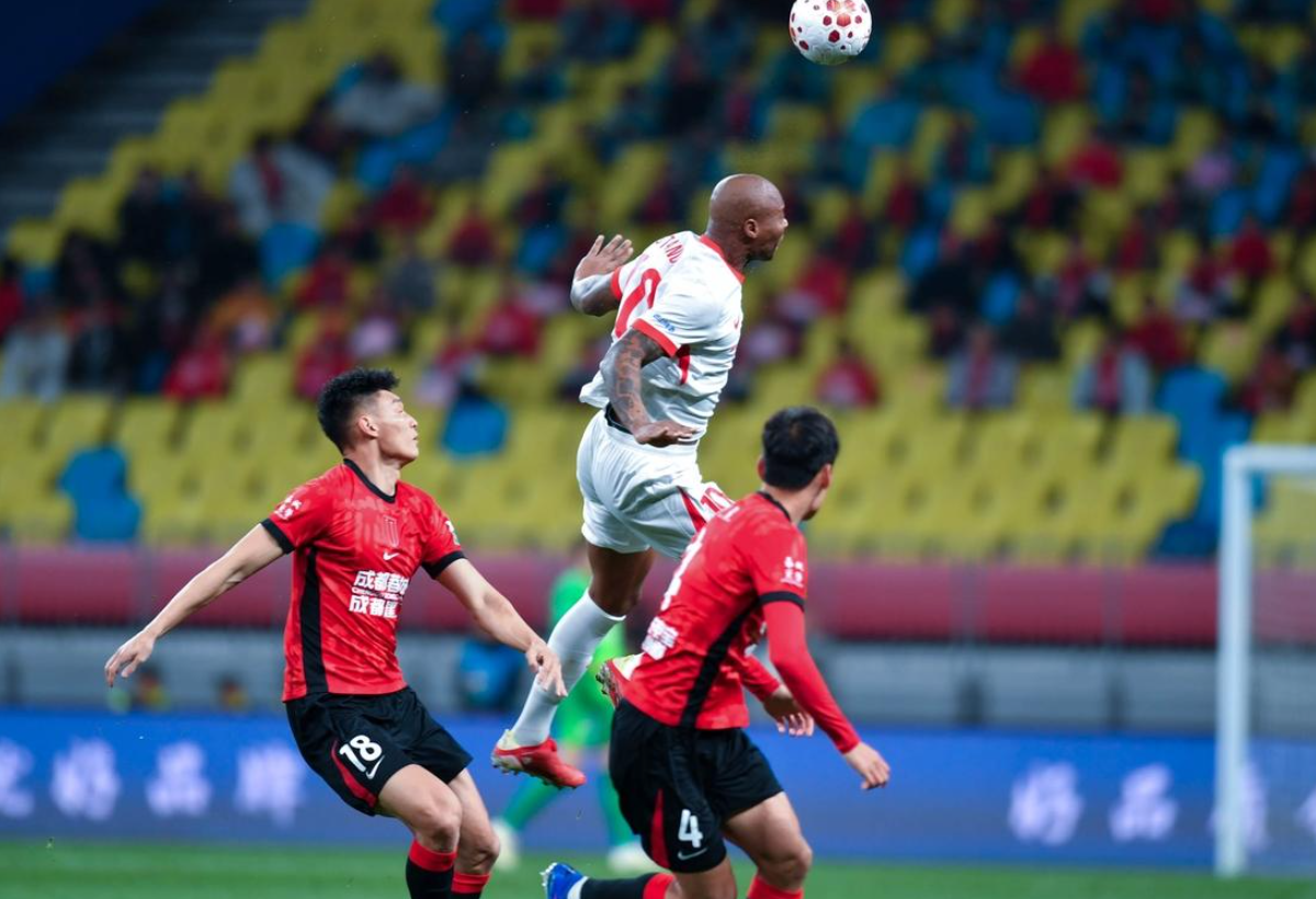 一场1-0，让中超榜首易主，神仙进球诞生：第79分钟角球破门绝杀